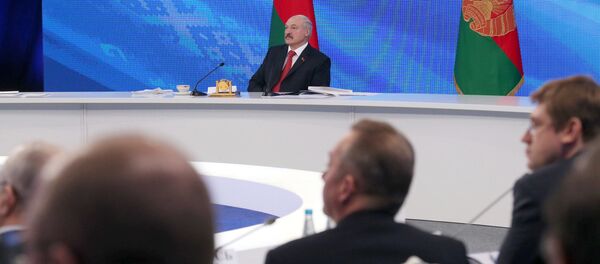 Президент Белоруссии Александр Лукашенко на пресс-конференции в Минске - Sputnik Латвия