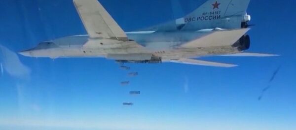 Авиаудары бомбардировщиков ВКС РФ по складам ИГ Авиаудары бомбардировщиков ВКС РФ по складам ИГ - Sputnik Латвия