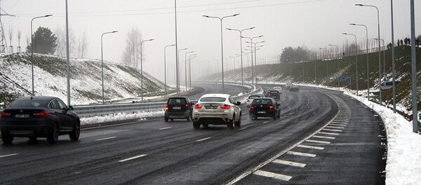 Автомобили на трассе Автомобили на трассе - Sputnik Latvija