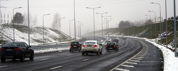 Автомобили на трассе Автомобили на трассе - Sputnik Latvija