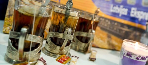 Чай в граненом стакане - неотъемлемый атрибут поездки в Москву на поезде Латвийский экспресс Чай в граненом стакане - неотъемлемый атрибут поездки в Москву на поезде Латвийский экспресс - Sputnik Latvija
