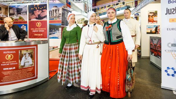 Посетители выставки в национальных костюмах - Sputnik Латвия