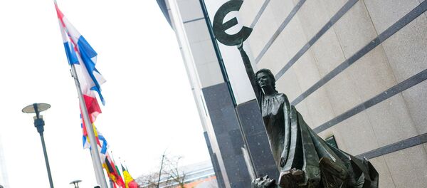 Eiro statuja pie Eiropas Parlamenta ēkas Eiro statuja pie Eiropas Parlamenta ēkas - Sputnik Latvija