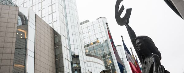 Статуя Евро у здания Европейского парламента Статуя Евро у здания Европейского парламента - Sputnik Latvija