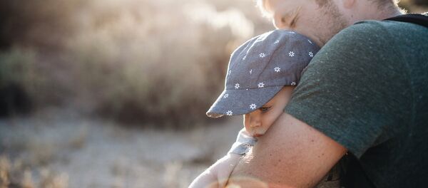 Vīrietis ar bērnu. Foto no arhīva Vīrietis ar bērnu. Foto no arhīva - Sputnik Latvija