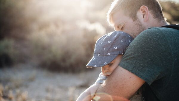 Vīrietis ar bērnu. Foto no arhīva - Sputnik Latvija