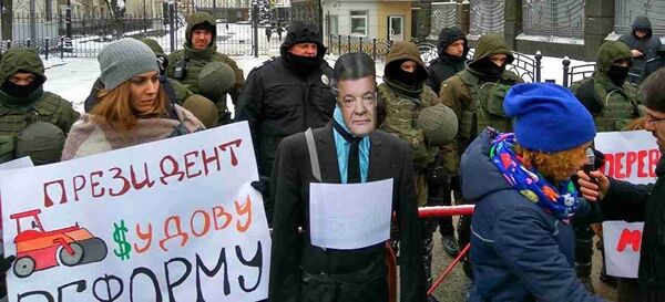 Aktīvistu pikets pie Ukrainas prezidenta administrācijas ēkas Aktīvistu pikets pie Ukrainas prezidenta administrācijas ēkas - Sputnik Latvija