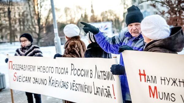Рижане провели пикет дружбы перед посольством РФ - Sputnik Латвия