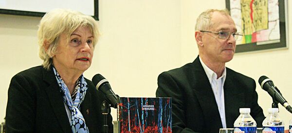 Публицист Аркадиюс Винокурас и генеральный директор Центра геноцида и сопротивления жителей Литвы Тереза Бируте Бураускайте - Sputnik Латвия