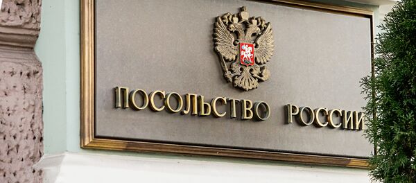 Табличка на здании Посольства РФ в Латвии на русском языке - Sputnik Латвия