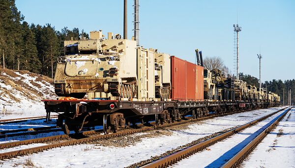 Эшелон с американскими танками ABRAMS прибывает в Ригу Эшелон с американскими танками ABRAMS прибывает в Ригу - Sputnik Латвия