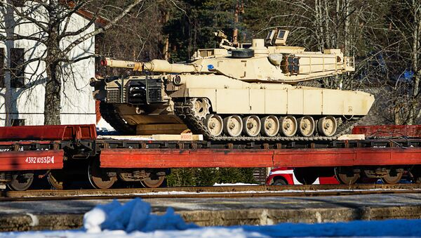 Американский танк ABRAMS на железнодорожной платформе в Гаркалне - Sputnik Latvija
