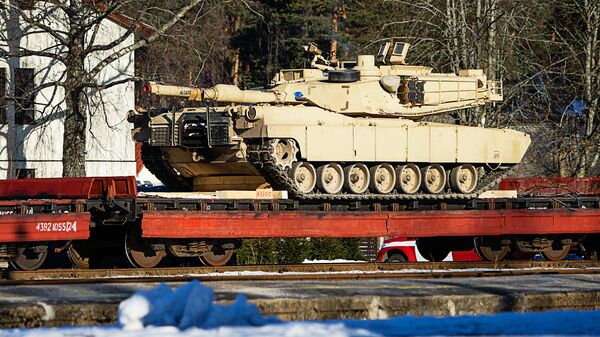 Американский танк ABRAMS на железнодорожной платформе в Гаркалне Американский танк ABRAMS на железнодорожной платформе в Гаркалне - Sputnik Латвия