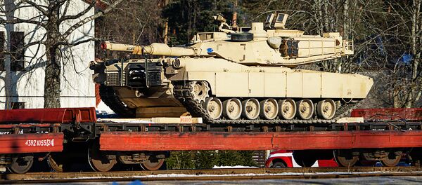 Американский танк ABRAMS на железнодорожной платформе в Гаркалне Американский танк ABRAMS на железнодорожной платформе в Гаркалне - Sputnik Latvija