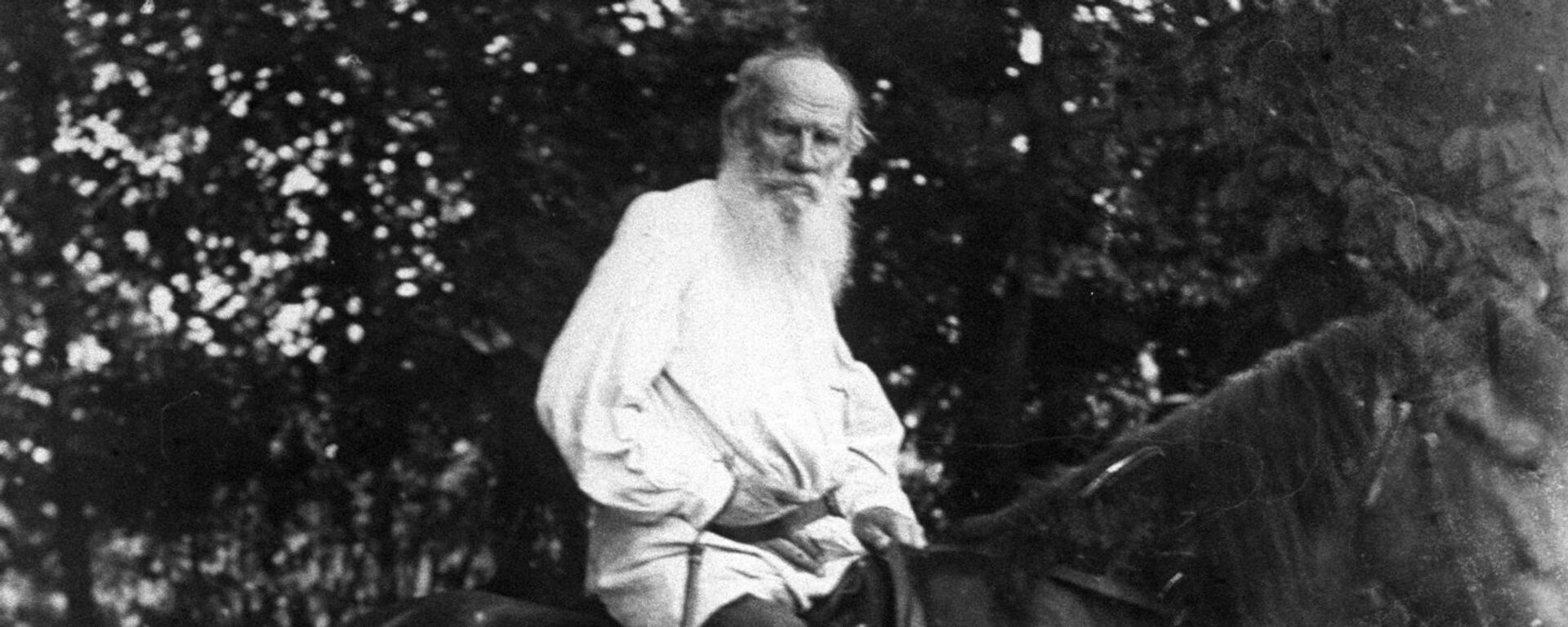 Лев Толстой в Ясной Поляне, 1891 год - Sputnik Латвия, 1920, 05.01.2026