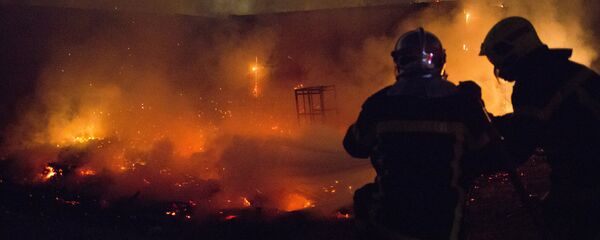 Кадры с места тушения пожара Кадры с места тушения пожара - Sputnik Latvija