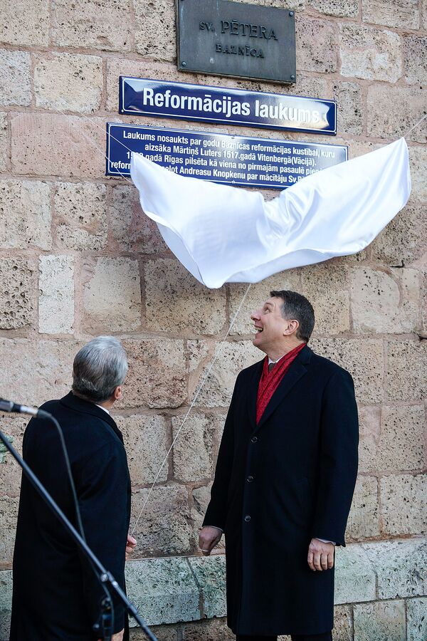 Президент Германии Йоахим Гаук и президент Латвии Раймондc Вейонис открыли площадь Реформации в Риге - Sputnik Латвия