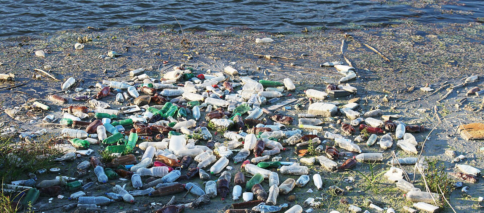 Пластиковые бутылки и другой мусор плавает в воде - Sputnik Latvija, 1920, 10.01.2020