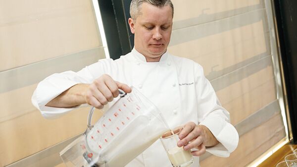 Молочный коктейль с добавлением джема и мороженого от команды знаменитого ресторана The Fat Duck Молочный коктейль с добавлением джема и мороженого от команды знаменитого ресторана The Fat Duck - Sputnik Латвия