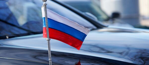 Krievijas karodziņš Krievijas vēstnieka Latvijā automašīnā - Sputnik Latvija