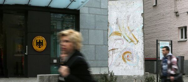 Berlīnes sienas fragments pie Vācijas vēstniecības Kijevā. Foto no arhīva Berlīnes sienas fragments pie Vācijas vēstniecības Kijevā. Foto no arhīva - Sputnik Latvija