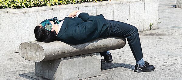 Спящий на лавочке азиат в обеденный перерыв - Sputnik Латвия