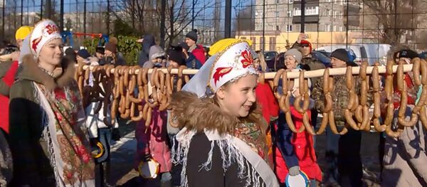 В Калининграде сварили праздничную колбасу длиной 330 метров В Калининграде сварили праздничную колбасу длиной 330 метров - Sputnik Латвия