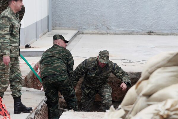 Саперы осматривают найденную 250-килограммовую бомбу времен 2-ой мировой войны Саперы осматривают найденную 250-килограммовую бомбу времен 2-ой мировой войны - Sputnik Latvija