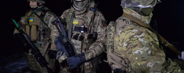 Военнослужащие Украины во время процедуры обмена пленными между ополченцами ДНР, ЛНР и украинскими силовикам Военнослужащие Украины во время процедуры обмена пленными между ополченцами ДНР, ЛНР и украинскими силовикам - Sputnik Latvija