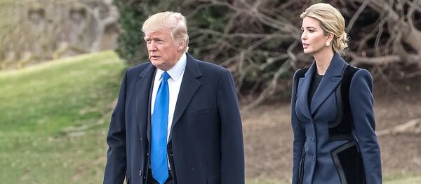 Президент Америки Дональд Трамп со своей дочкой Иванкой - Sputnik Латвия