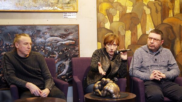 Владимир Телегин, Оксана Челышева и Ян Шенкман на выставке Дети Донбасса в Риге - Sputnik Латвия
