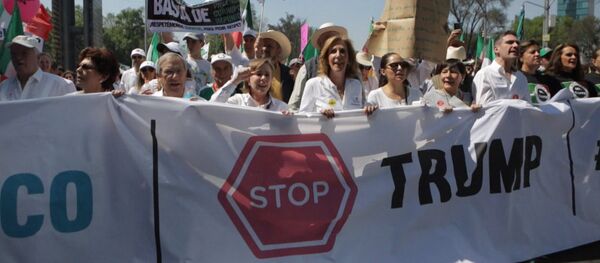 Протест против Трампа в Мексике - Sputnik Латвия
