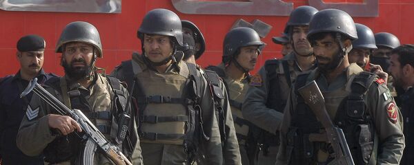 Пакистанские войска прибывают к университету Бача Хан в г.Чарсадда - Sputnik Латвия