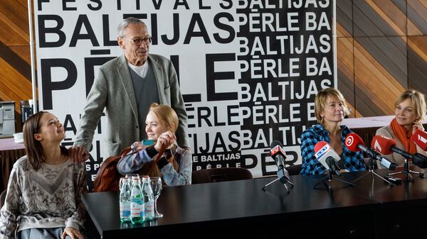 Рижская премьера картины Рай и спектакля Вишневый сад режиссера Андрея Кончаловского - Sputnik Латвия