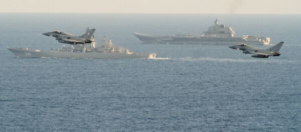 Британские ВМС и ВВС сопровождают российские корабли Адмирал Кузнецов и Петр Великий - Sputnik Латвия