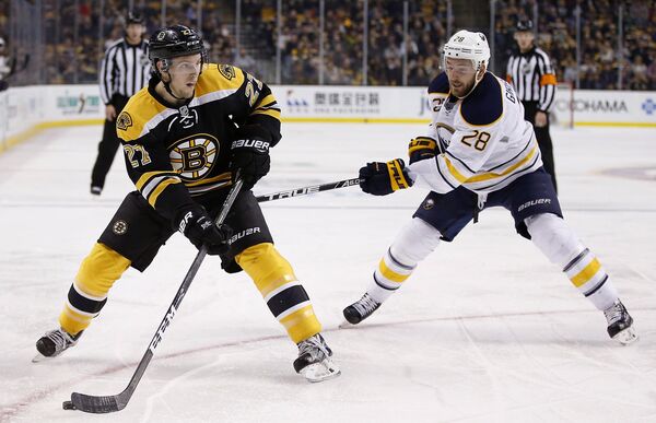 Хоккеисты Остин Кзарник (слева) и Земгус Гиргенсонс во время хоккейного матча НХЛ в Бостоне Хоккеисты Остин Кзарник (слева) и Земгус Гиргенсонс во время хоккейного матча НХЛ в Бостоне - Sputnik Латвия