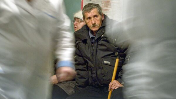 Мужчина в очереди на прием к врачу - Sputnik Латвия