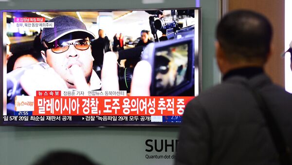 Новости об убийстве Ким Чен Нама на экране телевизора в Сеуле - Sputnik Латвия