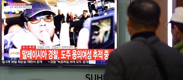 Новости об убийстве Ким Чен Нама на экране телевизора в Сеуле - Sputnik Латвия