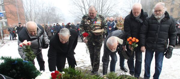 Ветераны войны в Афганистане возлагают цветы к памятнику - Sputnik Латвия