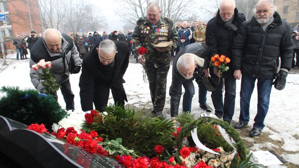 Ветераны войны в Афганистане возлагают цветы к памятнику - Sputnik Латвия