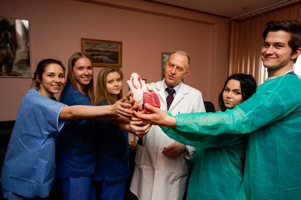 Молодые тени в кабинете у профессора Романса Лациса, руководителя Центра хирургии сердца - Sputnik Латвия