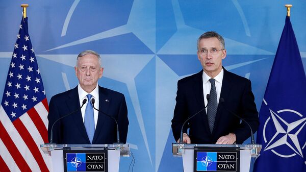 Министр обороны США Джим Маттис и генеральный секретарь НАТО Йенс Столтенберг Министр обороны США Джим Маттис и генеральный секретарь НАТО Йенс Столтенберг - Sputnik Латвия