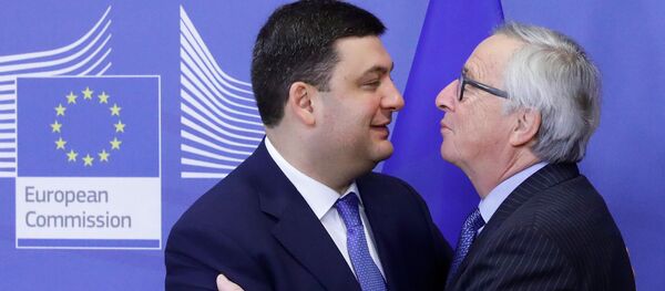 Председатель Еврокомиссии Жан-Клод Юнкер приветствует накануне встречи в Брюсселе премьер-министра Украины Владимира Гройсмана Председатель Еврокомиссии Жан-Клод Юнкер приветствует накануне встречи в Брюсселе премьер-министра Украины Владимира Гройсмана - Sputnik Latvija