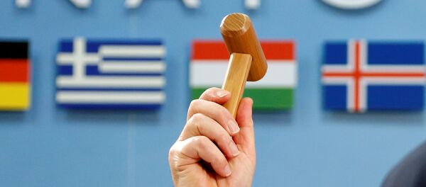 Генеральный секретарь НАТО Йенс Столтенберг держит церемониальный молоток на встрече министров обороны стран НАТО Брюсселе Генеральный секретарь НАТО Йенс Столтенберг держит церемониальный молоток на встрече министров обороны стран НАТО Брюсселе - Sputnik Latvija