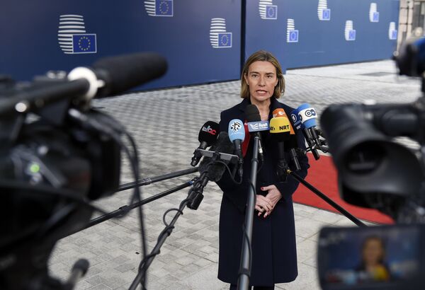 Представитель ЕС по иностранным делам и политике безопасности Федерика Могерини общается с журналистами Представитель ЕС по иностранным делам и политике безопасности Федерика Могерини общается с журналистами - Sputnik Латвия