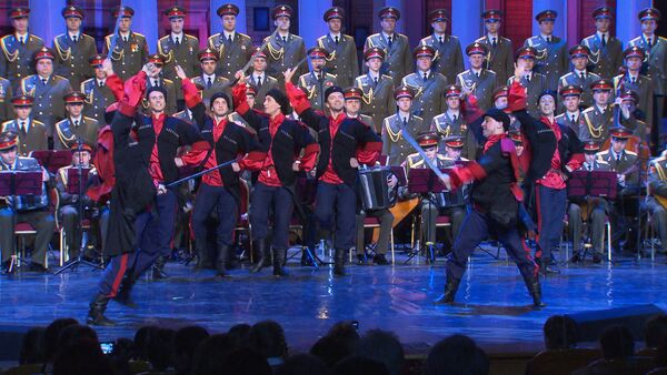 Aleksandrova ansamblis pirmo reizi iznācis uz skatuves pēc traģiskās katastrofas decembrī - Sputnik Latvija