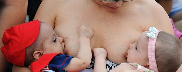 Женщина кормит грудью Женщина кормит грудью - Sputnik Латвия