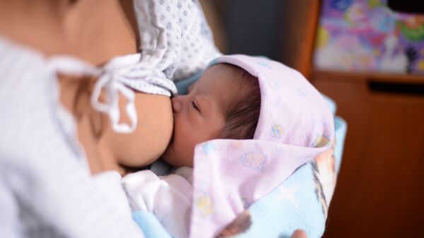 Женщина кормит грудью - Sputnik Латвия
