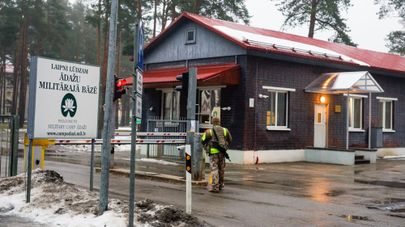 Въезд на военную базу Адажи, где расквартирован американский контингент
